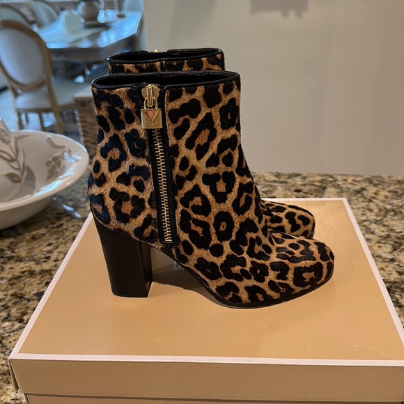 Michael Kors Margaret Bootie printed Haircalf - Picture 7 of 16
